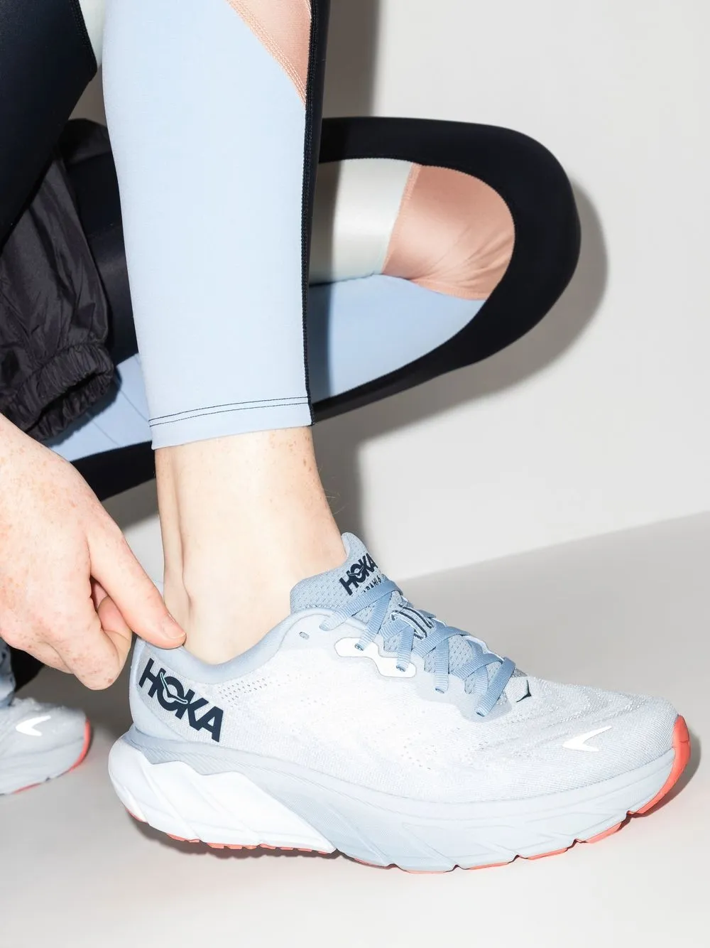 HOKA Arahi 6 low-top sneakers Blue
