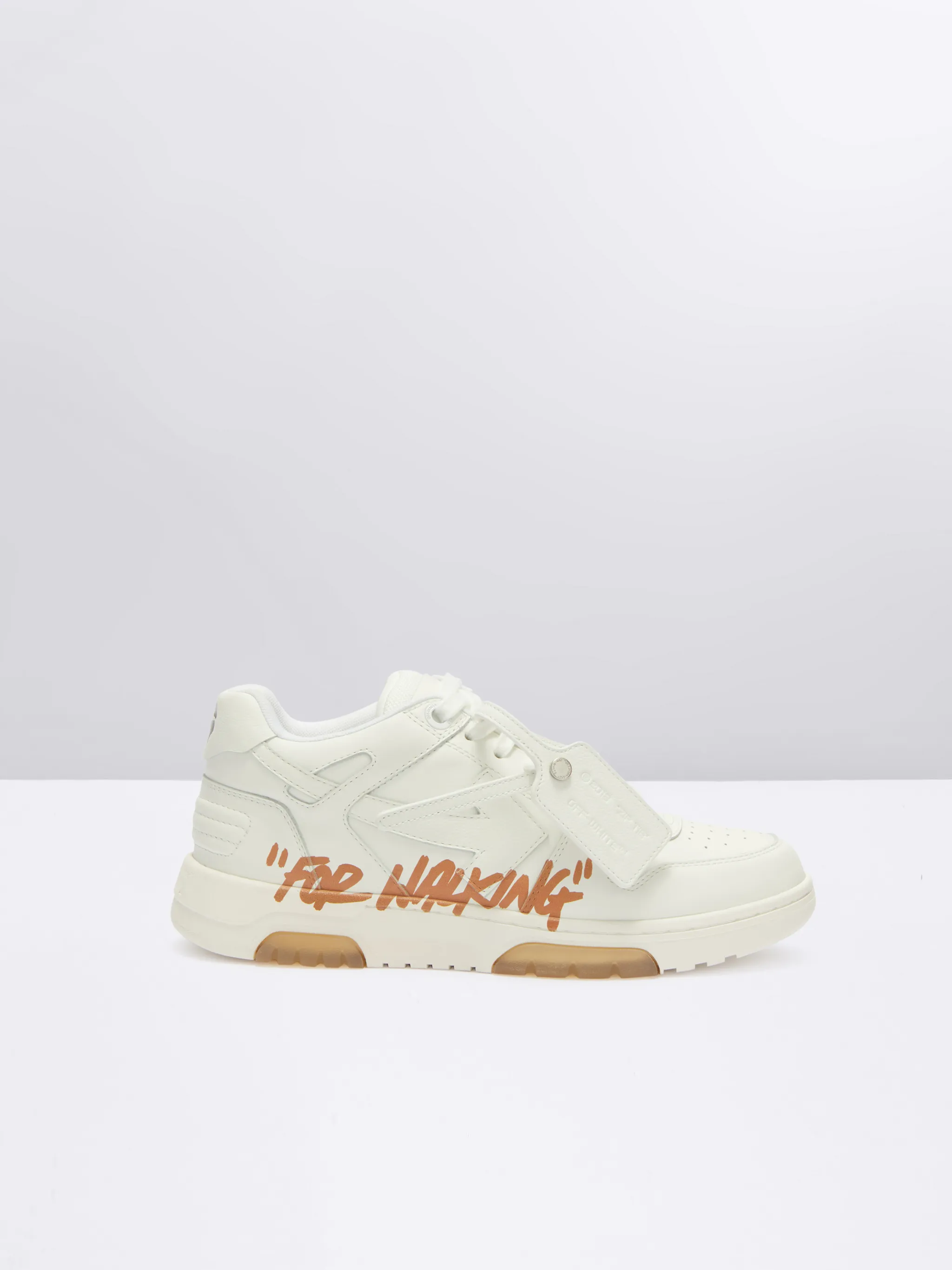 Được biết đến như một trong những mẫu giày phổ biến nhất của Off White, đôi OUT OF OFFICE sneakers/footwear mang lại sự kết hợp độc đáo ánh sáng và bóng tối, hoàn hảo cho những người yêu thích phong cách thời trang đa chiều. Sự thoải mái kết hợp với chất liệu chất lượng cao sẽ làm bạn thấy hài lòng với mỗi bước chân.