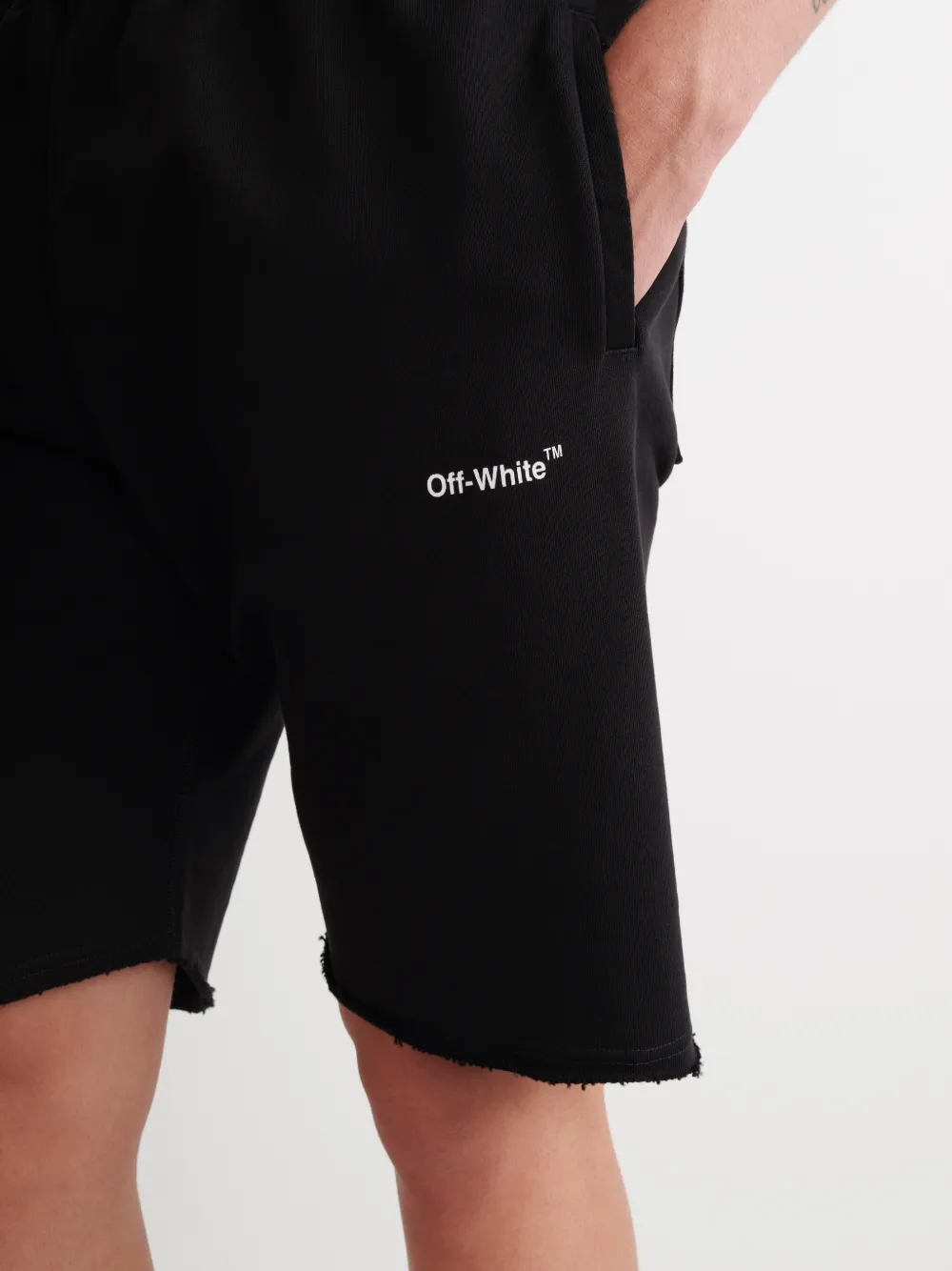 SHORTS MIT PFEIL