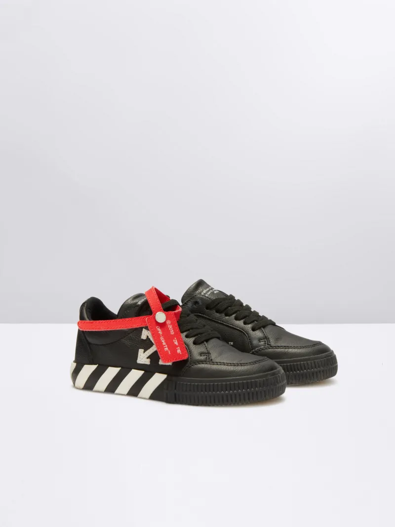 VULKANISIERTE SNEAKER MIT SCHNÜRSENKEL