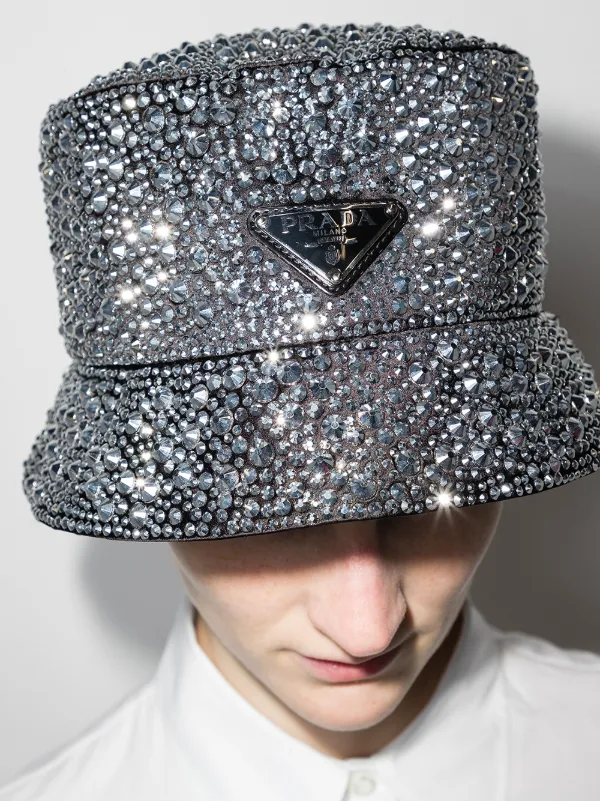 関税込み*PRADA*ロゴ入り クリスタルバケットハット サテン Prada crystal-embellished Bucket Hat | Black | FARFETCH