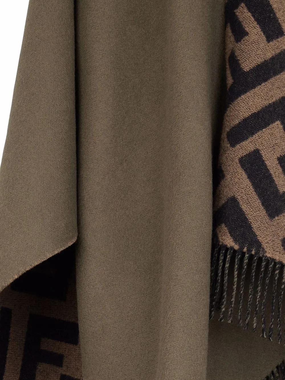фото Fendi пончо с бахромой и логотипом ff