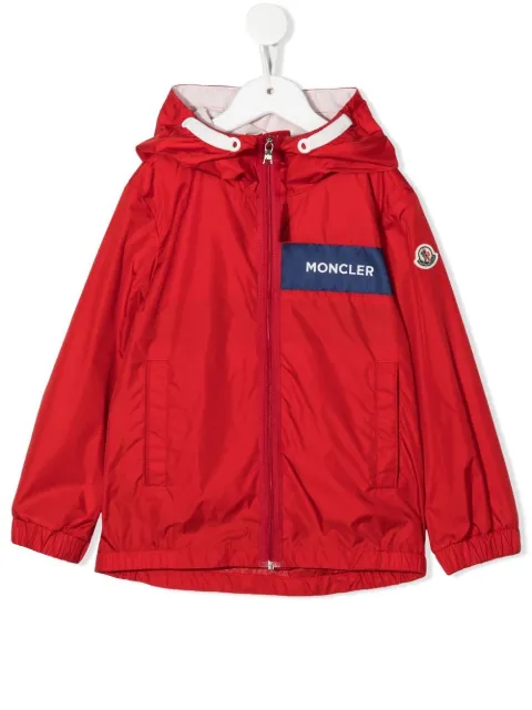 Moncler Enfant impermeable con parche del logo