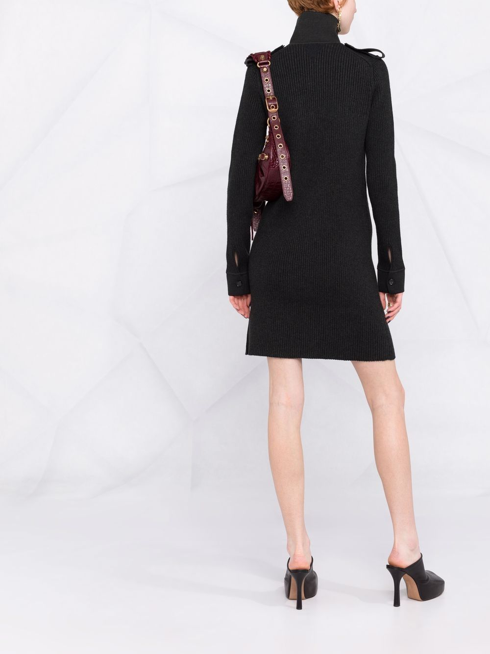 фото Bottega veneta трикотажное платье в рубчик с высоким воротником