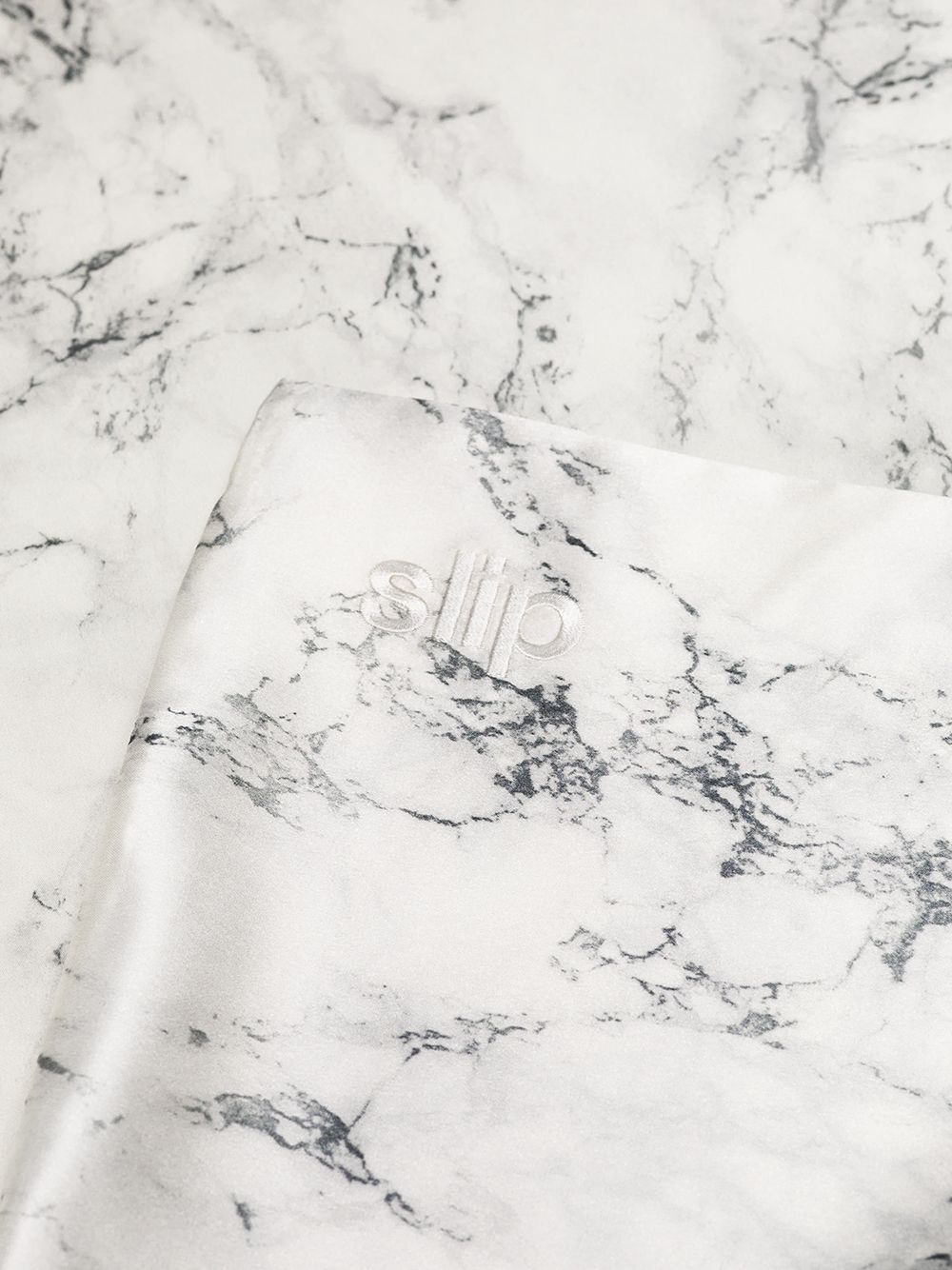 фото Slip queen marble-print silk pillowcase