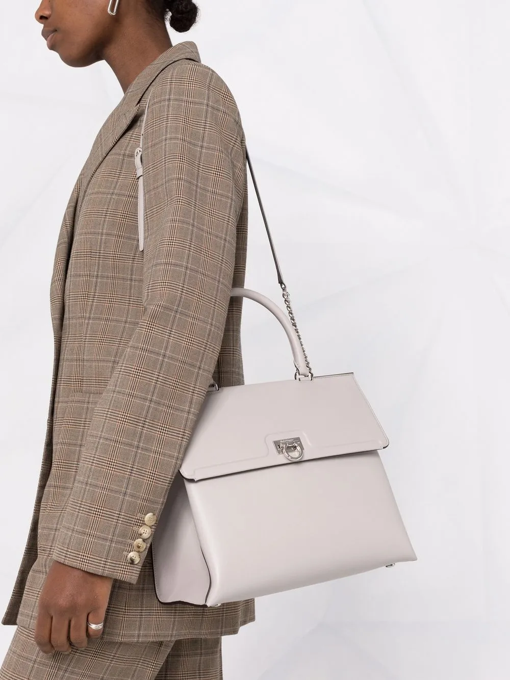 фото Salvatore ferragamo сумка-тоут trifolio среднего размера