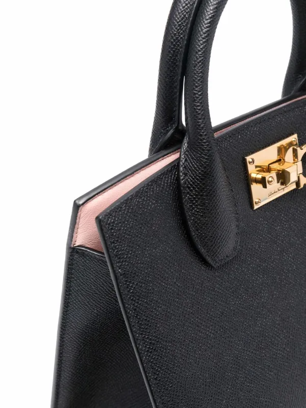 Salvatore Ferragamo ブラック ハンドバッグ salvatore ferragamo】 2way ハンドバッグ ヴァラ 本革