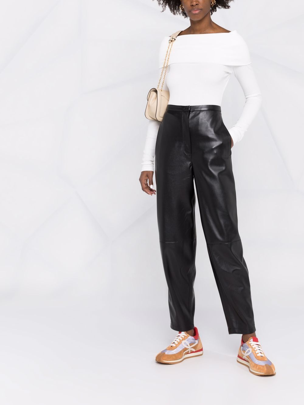 фото 12 storeez faux-leather tapered leg trousers