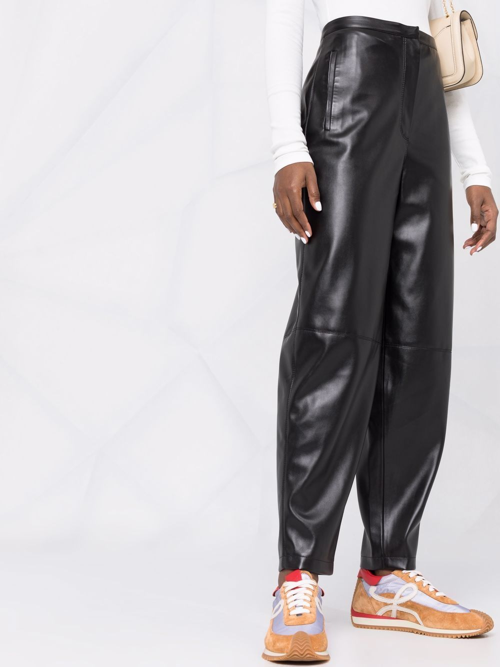 фото 12 storeez faux-leather tapered leg trousers