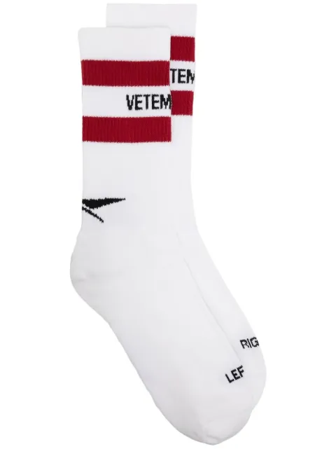 Vetements جوارب بحياكة مضلعة وتطريز شعار الماركة