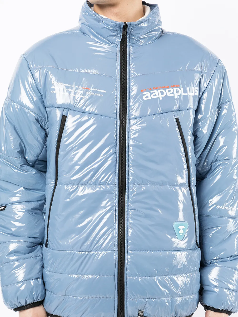 фото Aape by *a bathing ape® глянцевый пуховик с логотипом