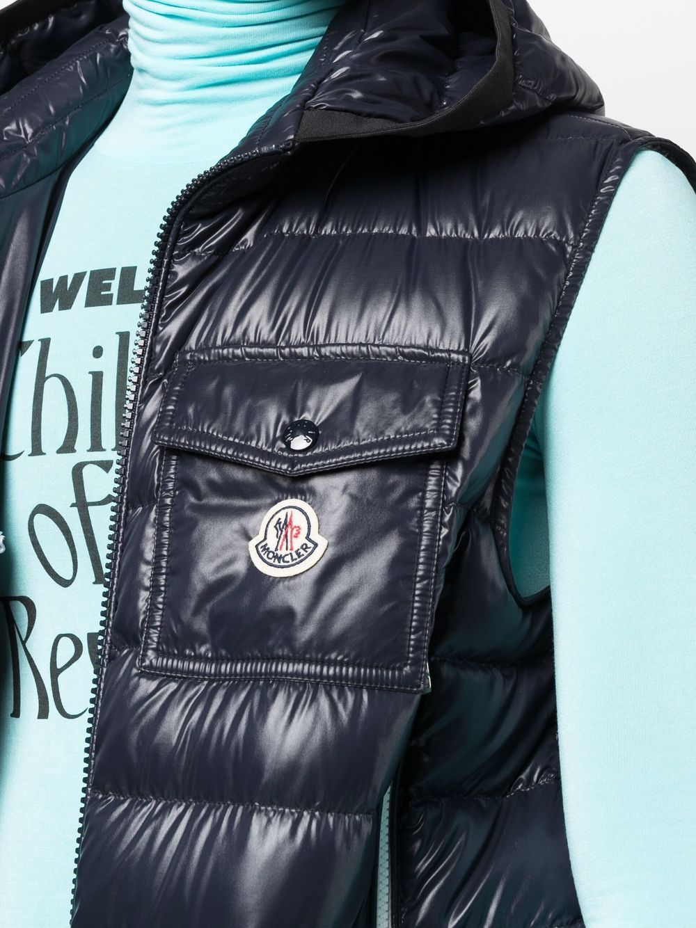 фото Moncler дутый жилет с нашивкой-логотипом