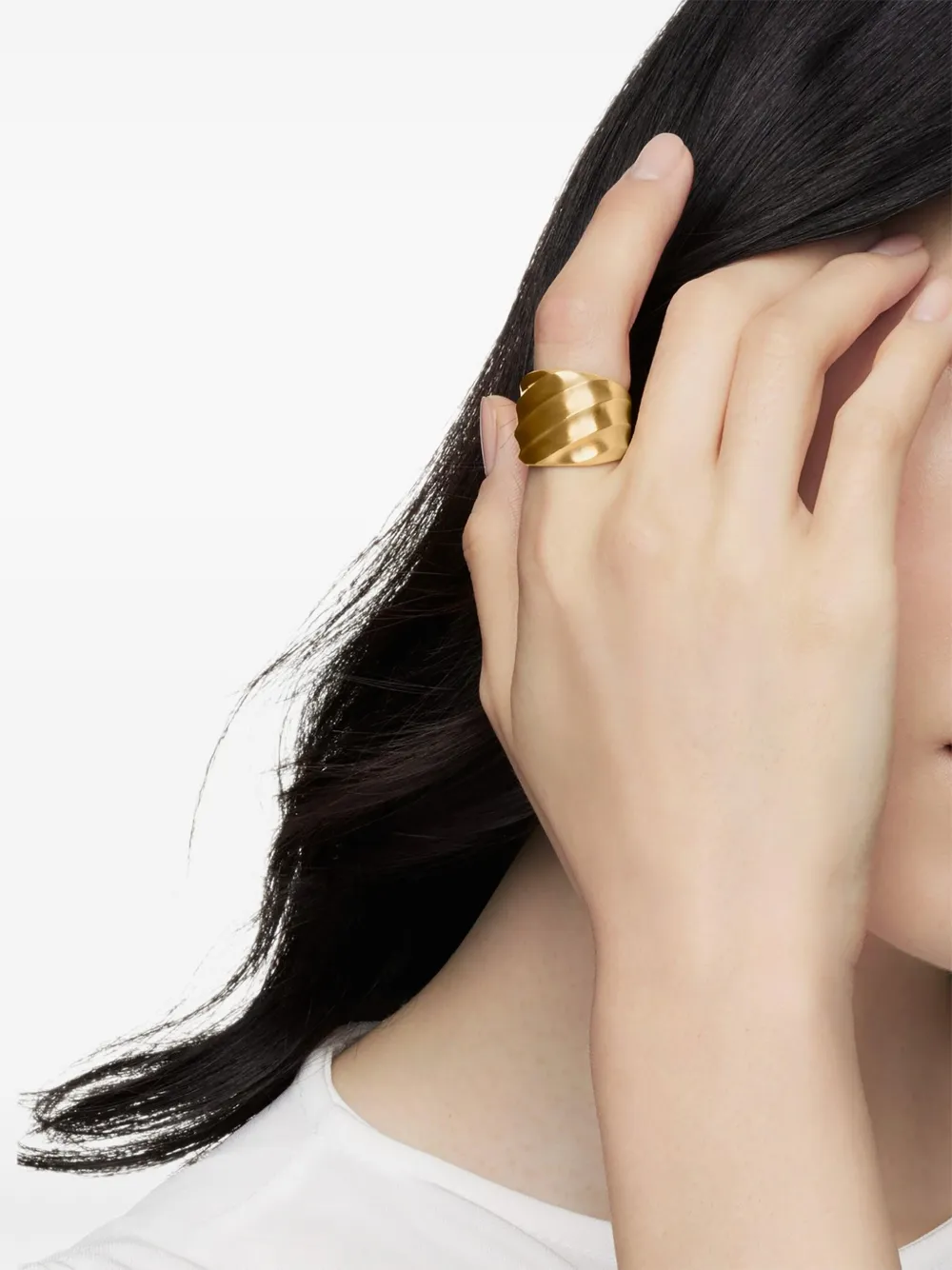 David Yurman anillo saddle Cable Edge en oro reciclado de 18kt de 18.8mm | Image 2