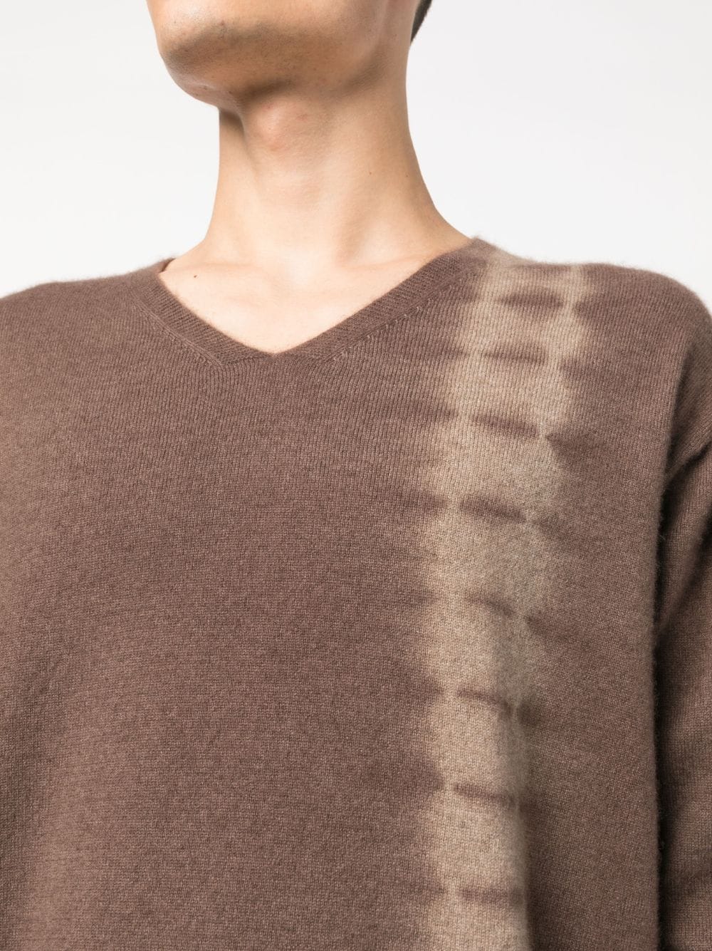 Shop Suzusan Tie-dye V-neck Cashmere Jumper In Brown