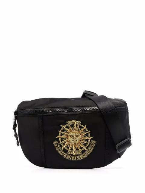 Versace Jeans Couture شنطة وسط مطرزة بشعار الماركة