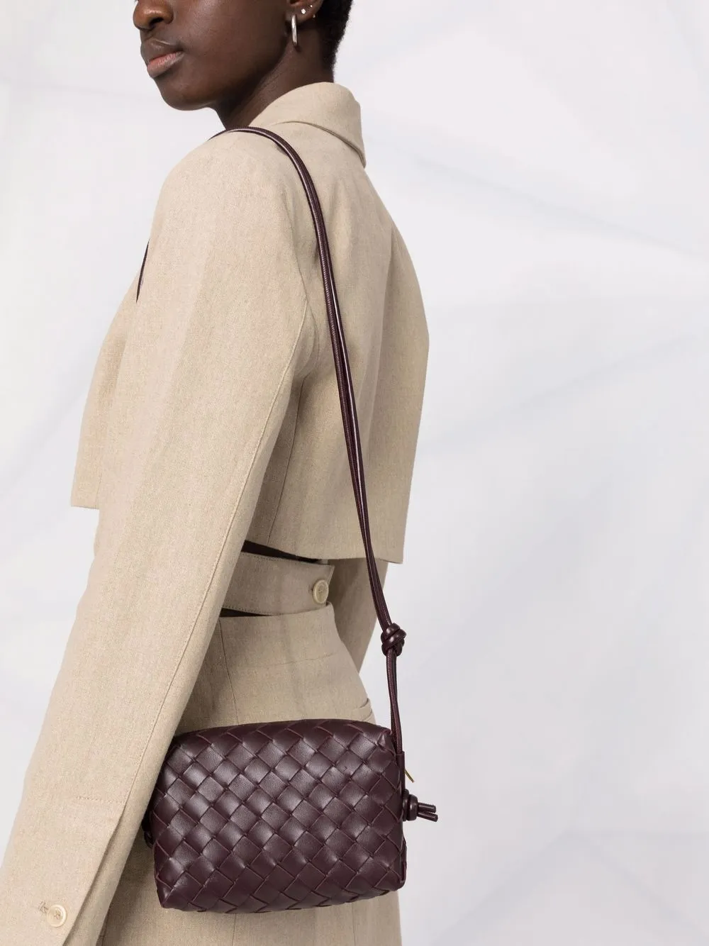 фото Bottega veneta мини-сумка через плечо с плетением intrecciato