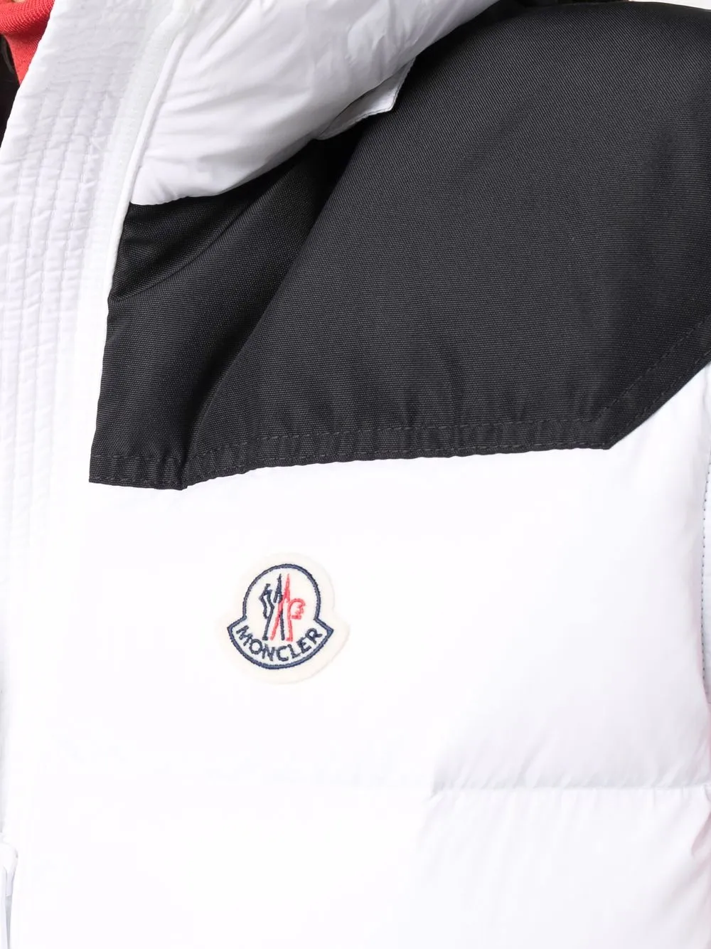 фото Moncler дутый жилет с нашивкой-логотипом