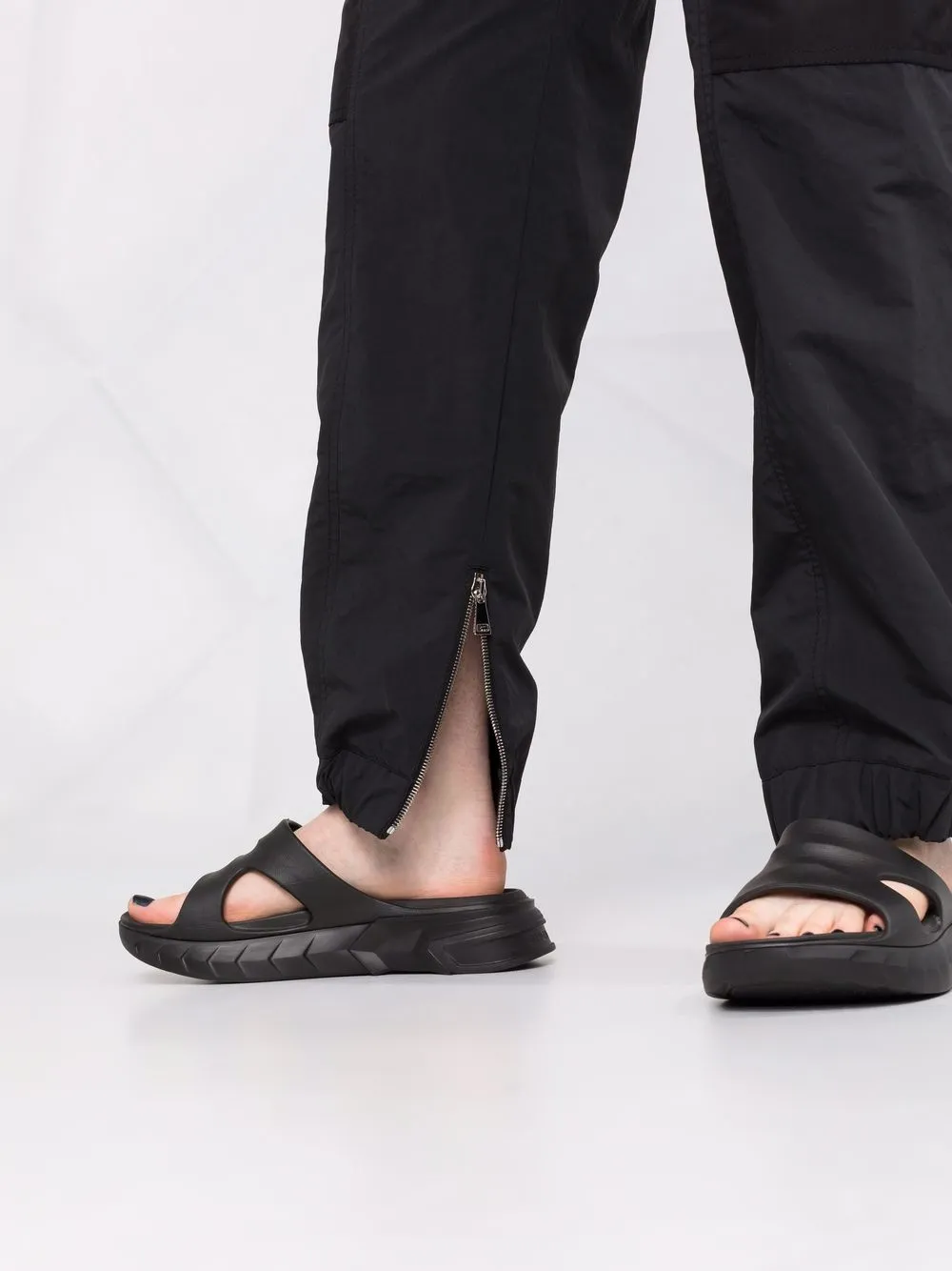  Moncler Drawstring Zip Trousers - Black 