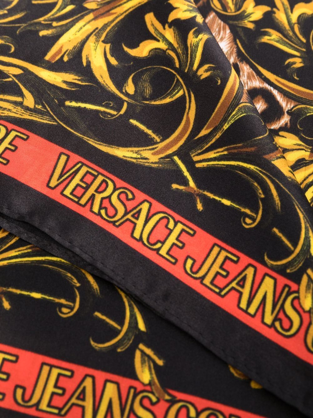 фото Versace jeans couture шелковый платок с леопардовым принтом и логотипом