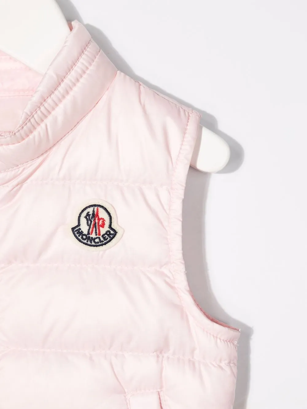 фото Moncler enfant дутый жилет с нашивкой-логотипом