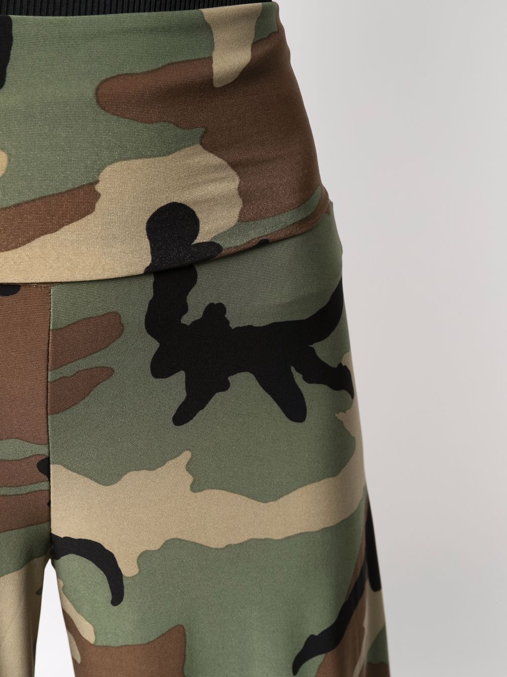 фото Norma kamali camouflage-print flared trousers