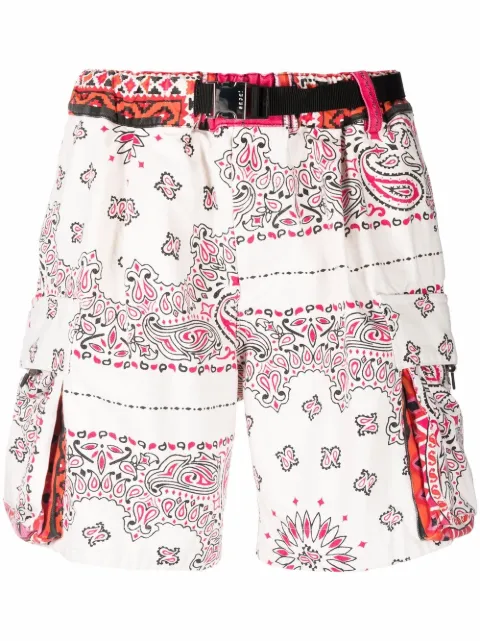 sacai shorts cargo con estampado de bandana