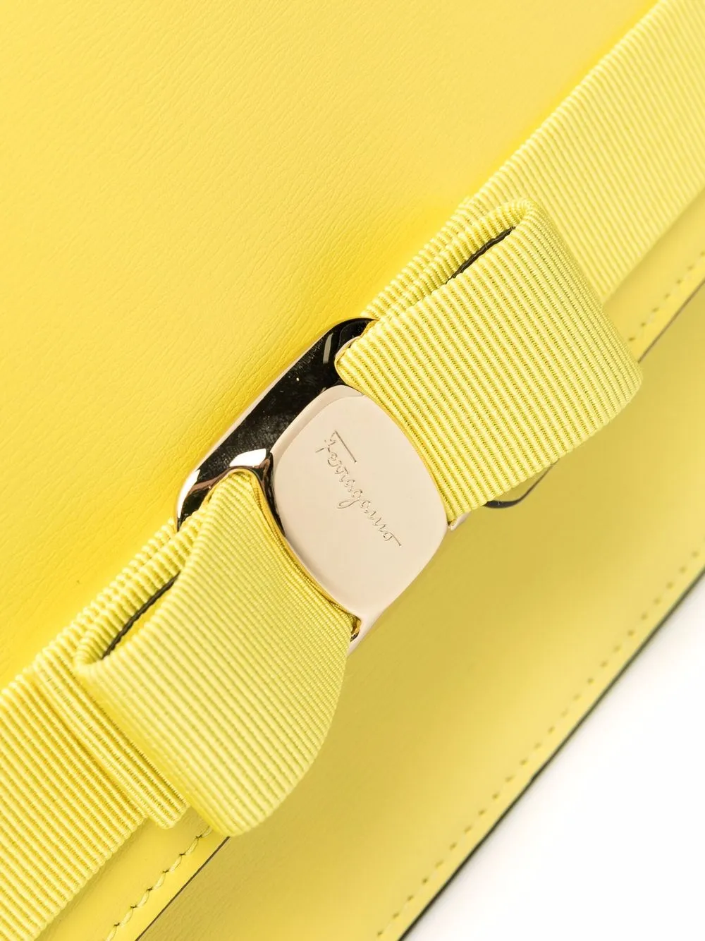 фото Salvatore ferragamo сумка на плечо viva с цепочкой