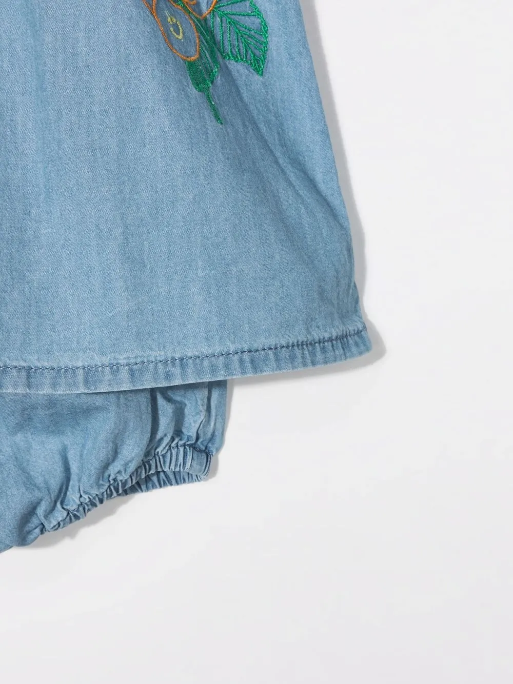 фото Stella mccartney kids джинсовое платье с цветочной вышивкой