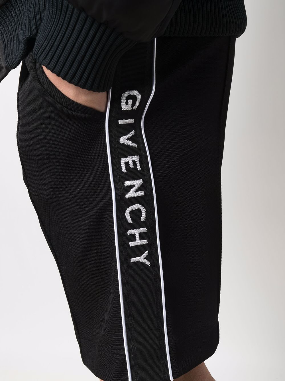 фото Givenchy спортивные шорты с логотипом на лампасах