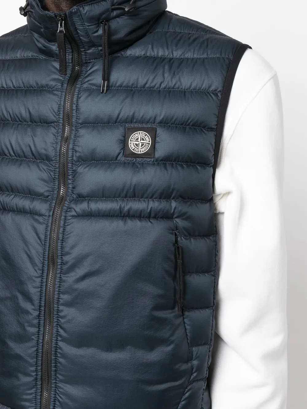 фото Stone island дутый жилет с нашивкой compass