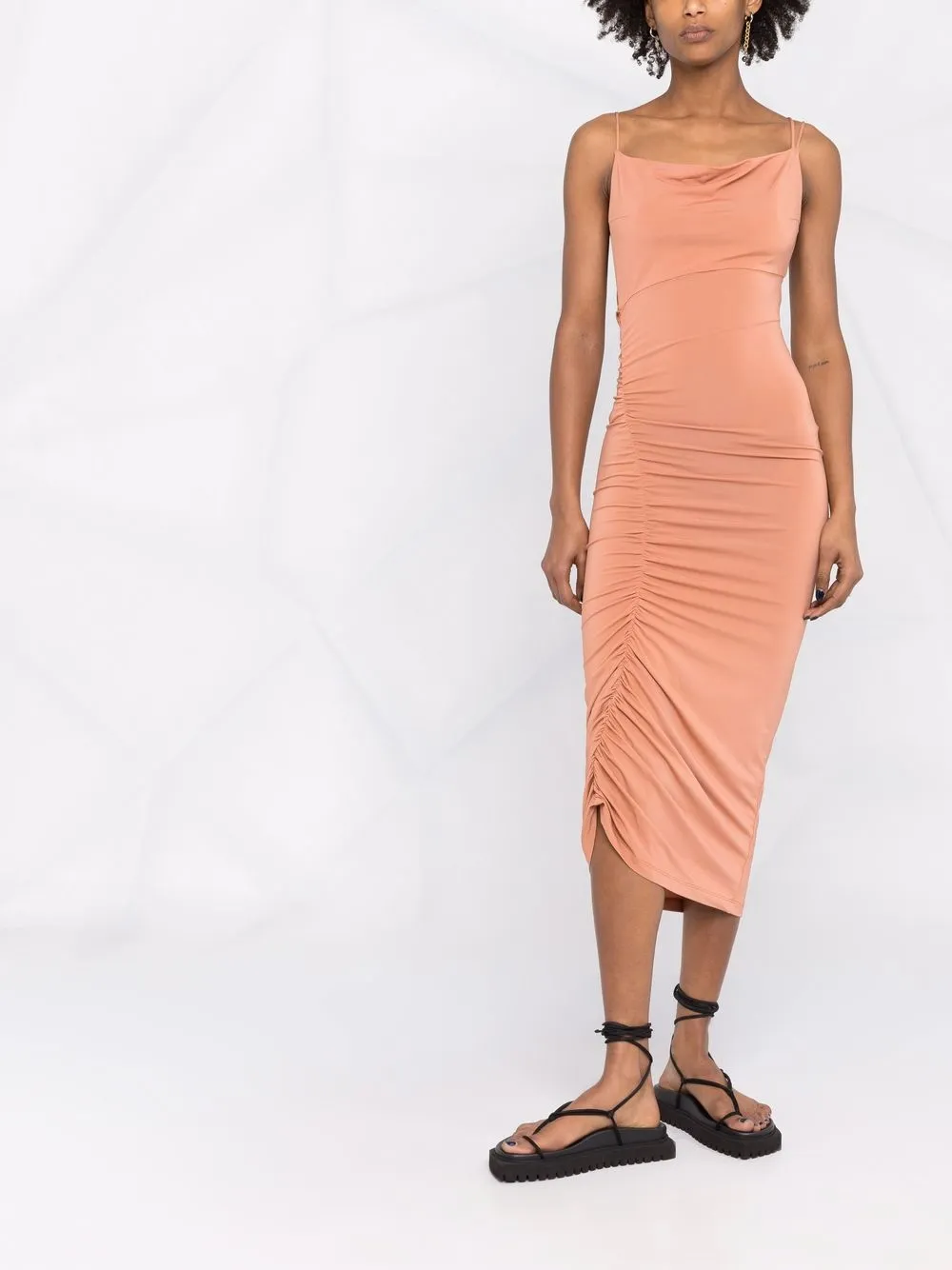 THE ANDAMANE Gedrapeerde midi-jurk - Beige