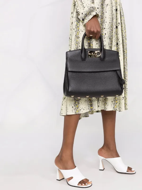 [フェラガモ]ロゴ バックプレート スムースレザー クロッグ Salvatore Ferragamo ロゴ パッチ 子牛 革 バックパック