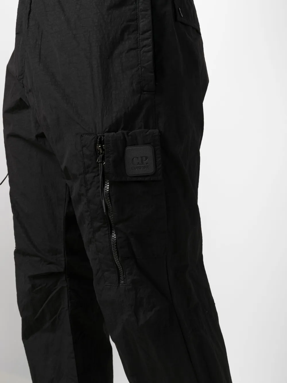 фото C.p. company logo patch mid-rise cargo trousers