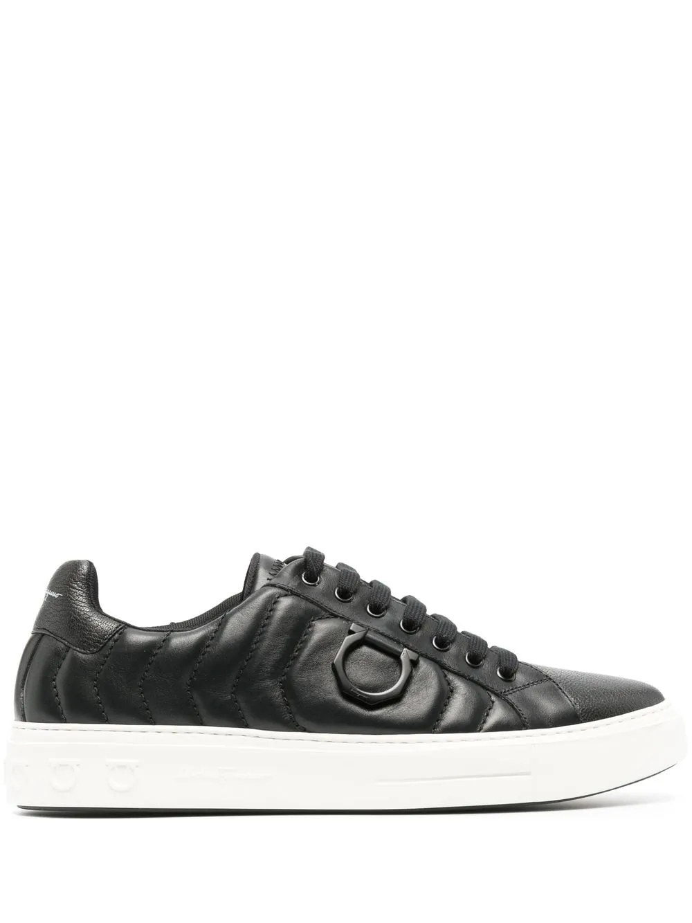 

Salvatore Ferragamo tenis con placa Gancini - Negro