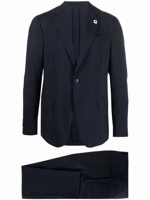 Lardini traje con detalle de broche