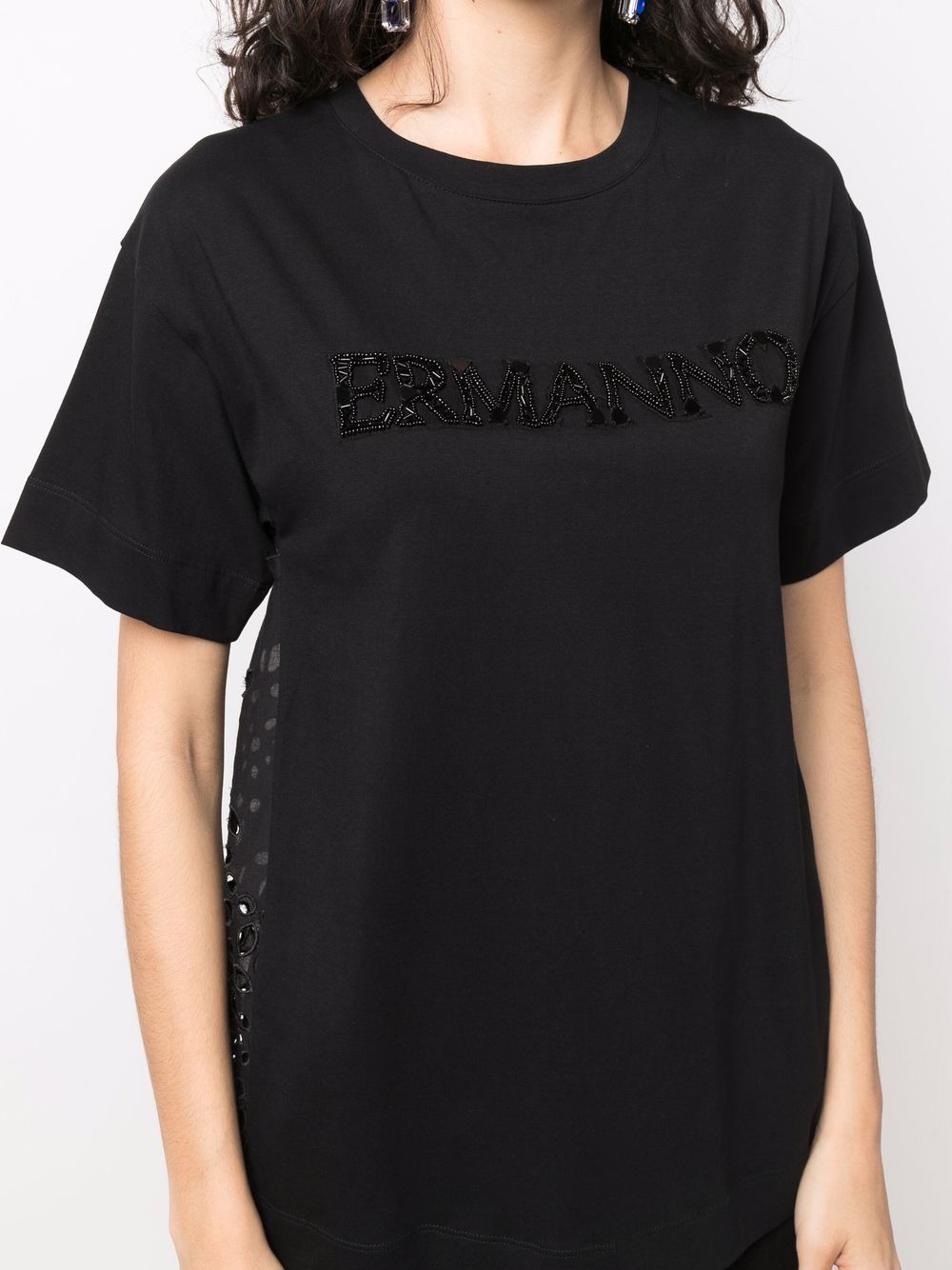 фото Ermanno firenze logo-embellished broderie anglaise t-shirt