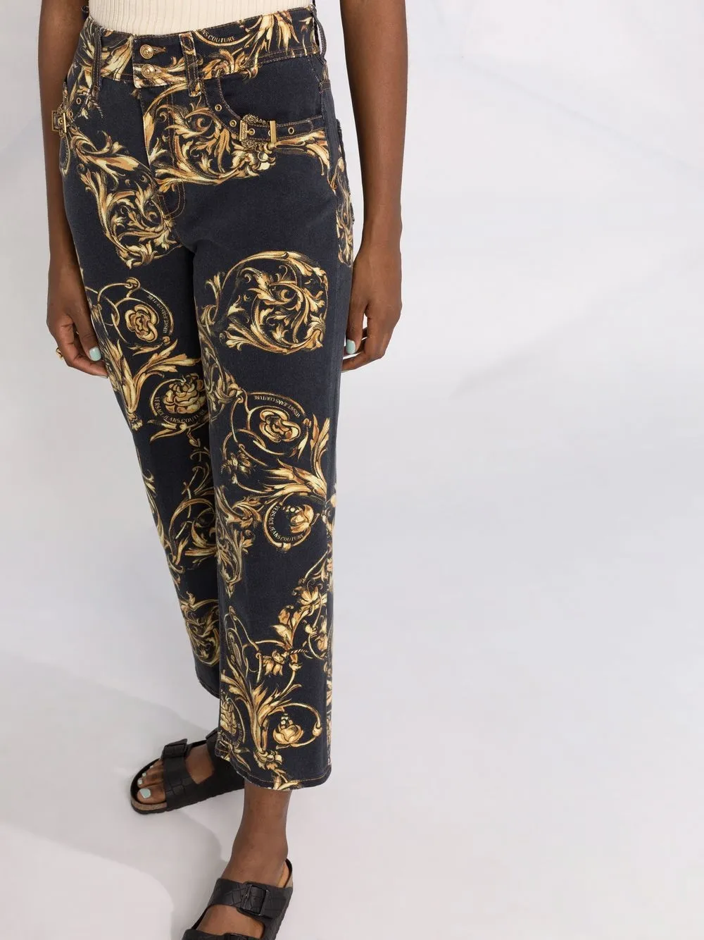 фото Versace jeans couture укороченные брюки с принтом regalia baroque