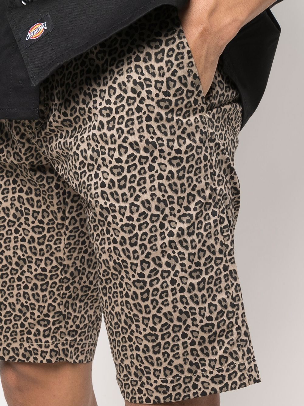 фото Dickies construct leopard-print cotton bermuda shorts