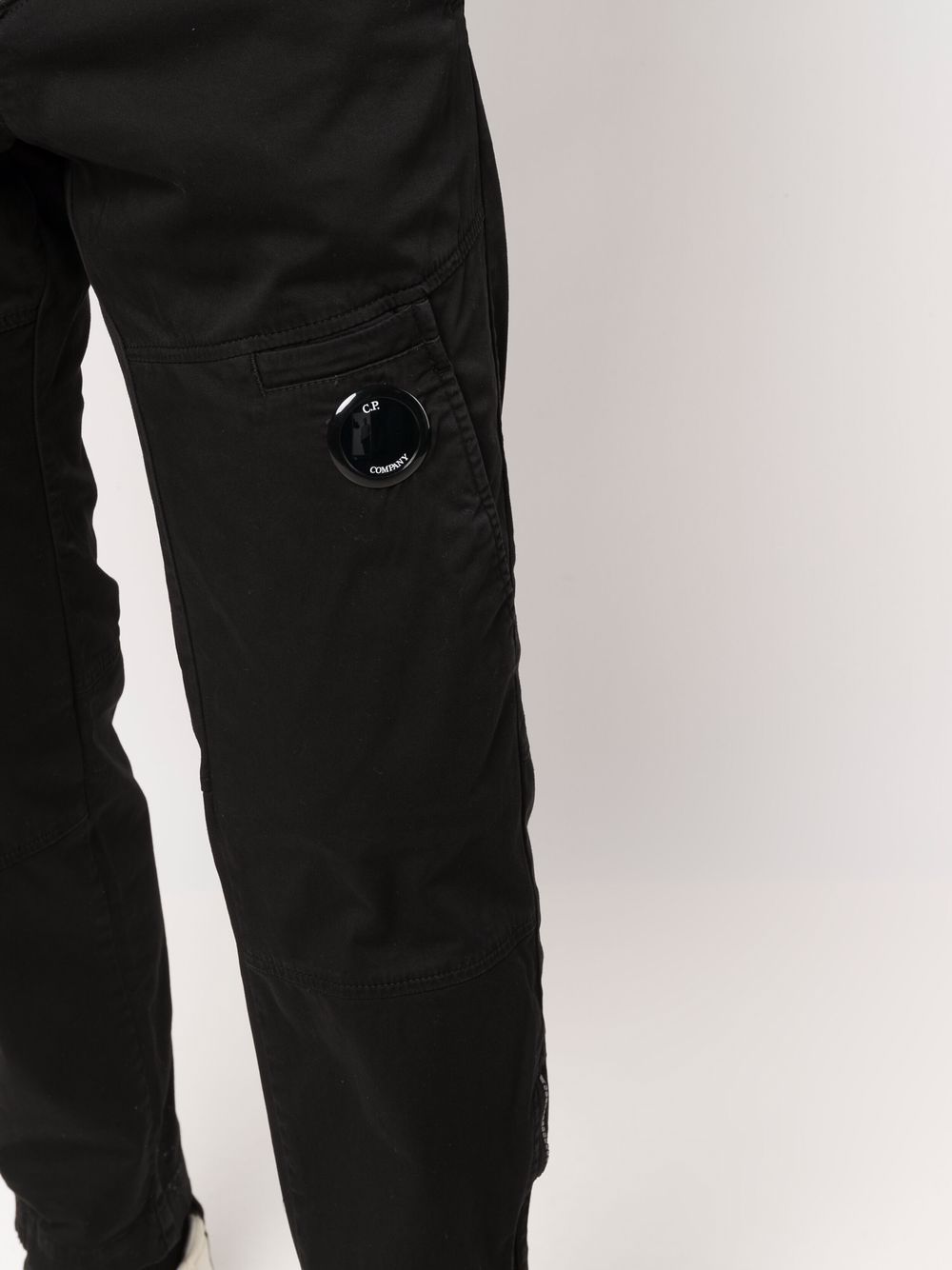 фото C.p. company logo-plaque cargo trousers