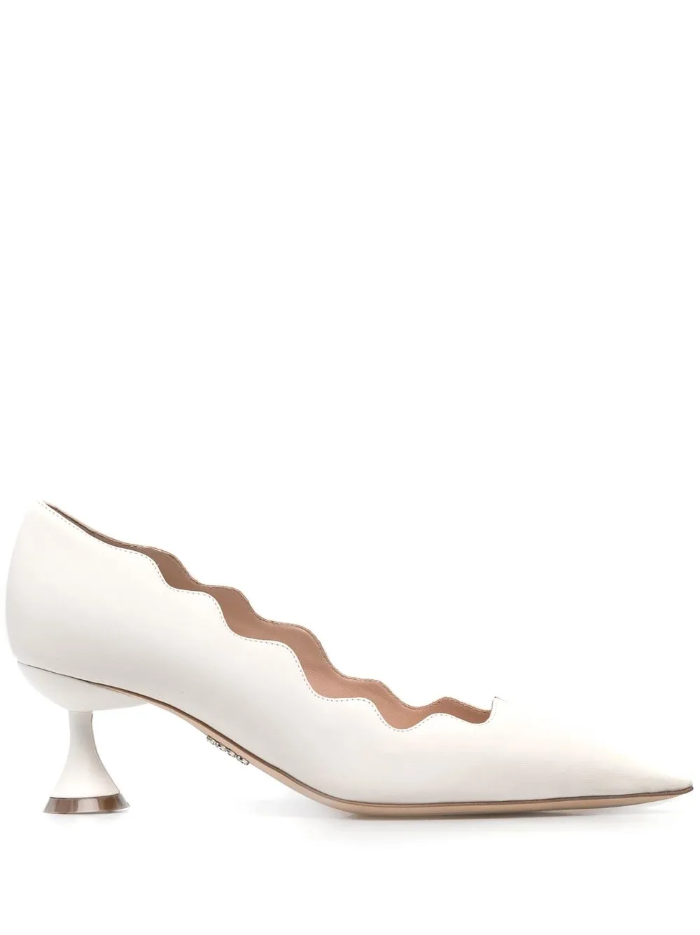 

Rodo scalloped-edge pumps - White