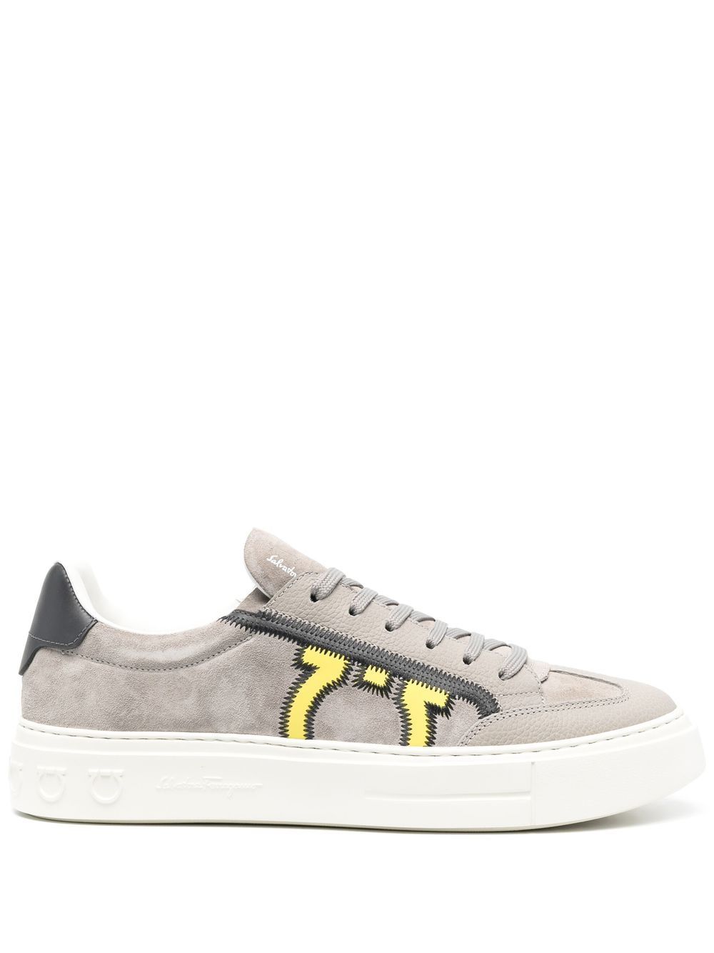 

Salvatore Ferragamo tenis con parche del logo - Gris