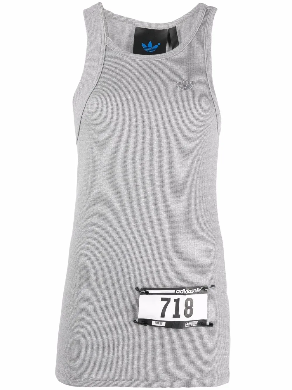 

adidas playera con parche del logo - Gris