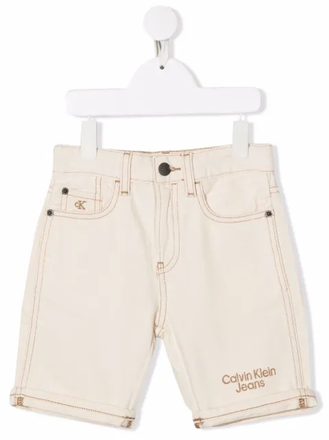 Calvin Klein Kids شورت جينز مطرز بشعار الماركة