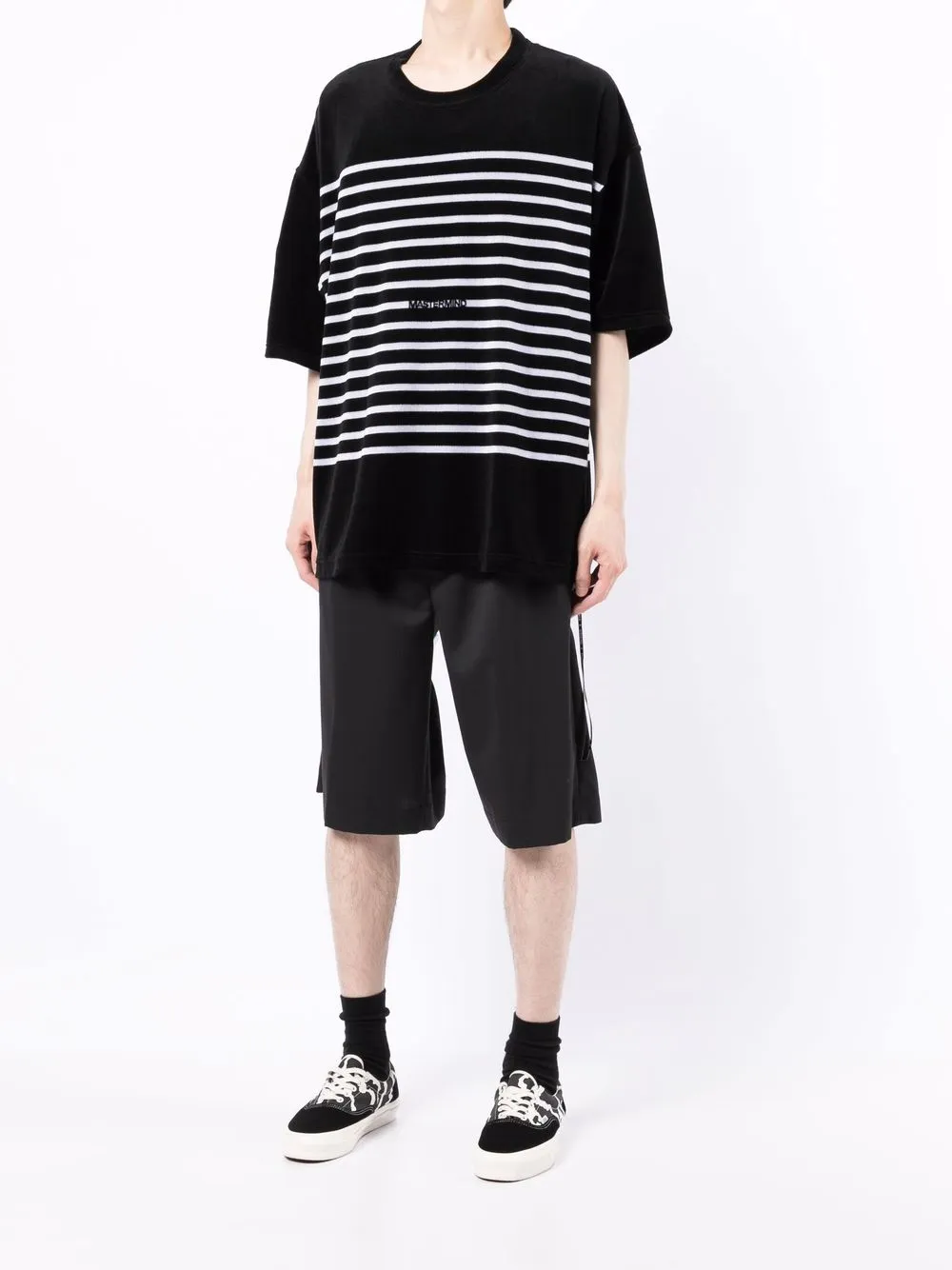  Mastermind World Gestreiftes T Shirt Mit Totenkopf Print   Schwarz 