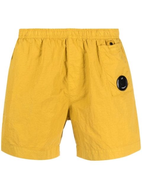 C.P. Company shorts de playa con placa del logo