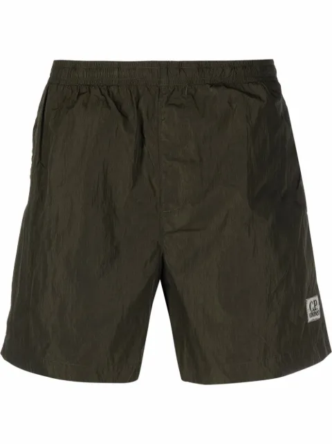 C.P. Company shorts de playa con parche del logo
