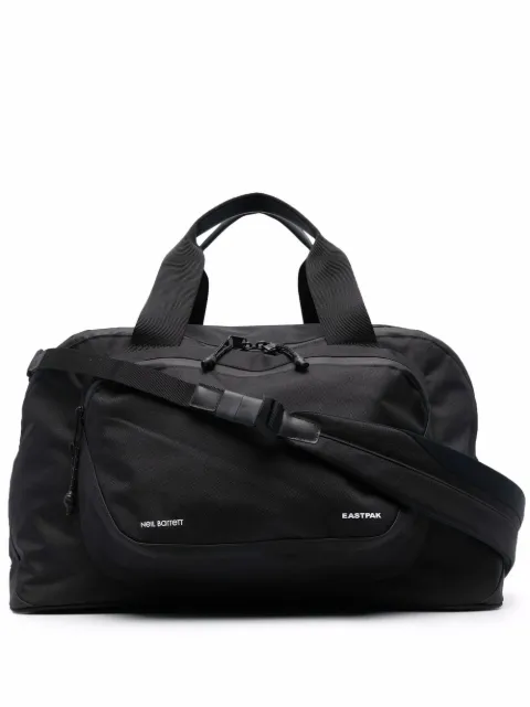 Neil Barrett شنطة رحلات بطبعة شعار الماركة x Eastpak