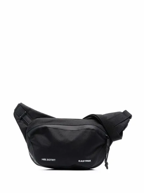 Neil Barrett شنطة وسط بطبعة شعار الماركة x Eastpak