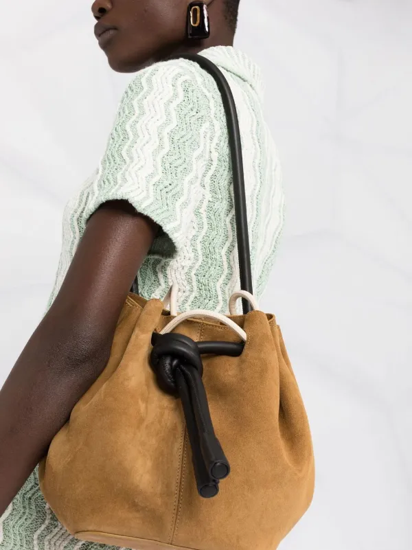 tan suede bucket bolsa