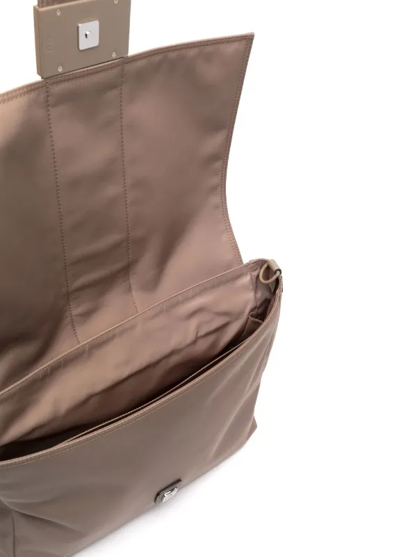 【FENDI】Baguette Messenger Bag Medium ★関税送料込み FENDI Baguette Messenger Bag | Neutrals | FARFETCH